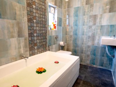 ❤ Cool Stay: 2BHK ✔️ King Bed ✔️Bathtub ✔️Netflix