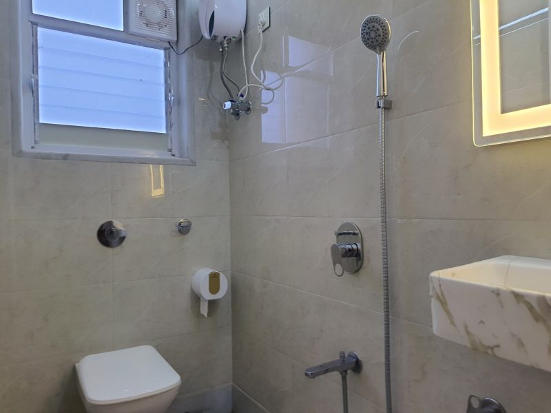 ❤ Breezy 1BHK 2 min ➝ Lilavati King Bed Kitchen