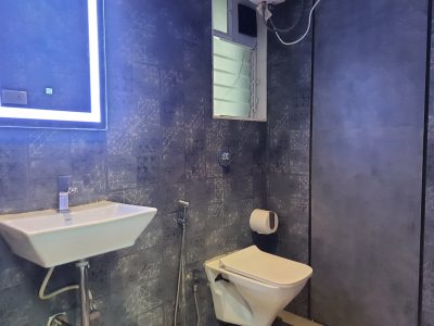 Airy 2BHK 55 TV 7 Mins to Airport Netflix WFH WIFI