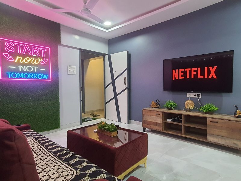 Airy 2BHK 55 TV 7 Mins to Airport Netflix WFH WIFI