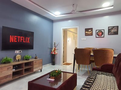 Airy 2BHK 55 TV 7 Mins to Airport Netflix WFH WIFI