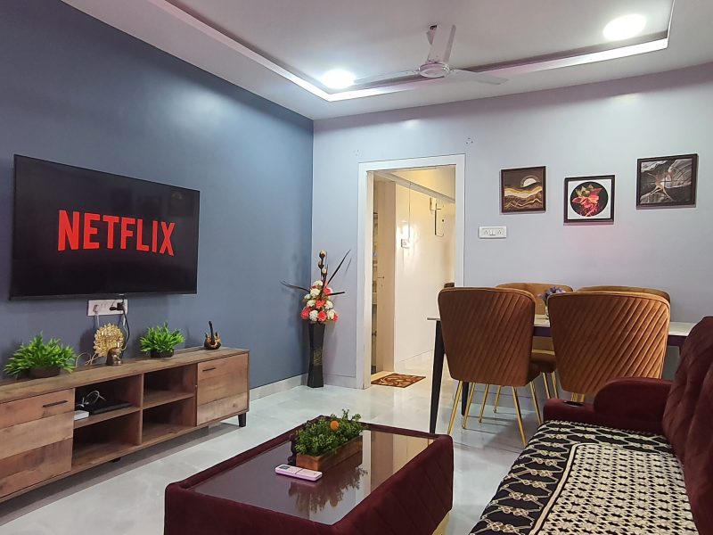 Airy 2BHK 55 TV 7 Mins to Airport Netflix WFH WIFI