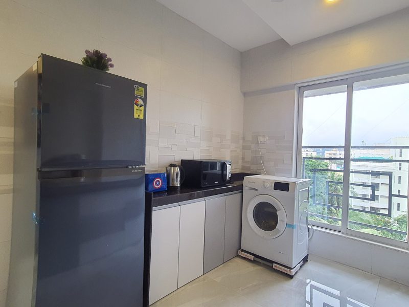 Airy 2BHK 55 TV 7 Mins to Airport Netflix WFH WIFI