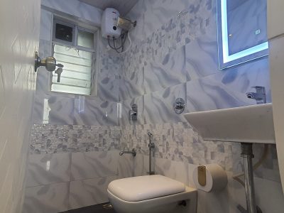 Airy 2BHK 55 TV 7 Mins to Airport Netflix WFH WIFI