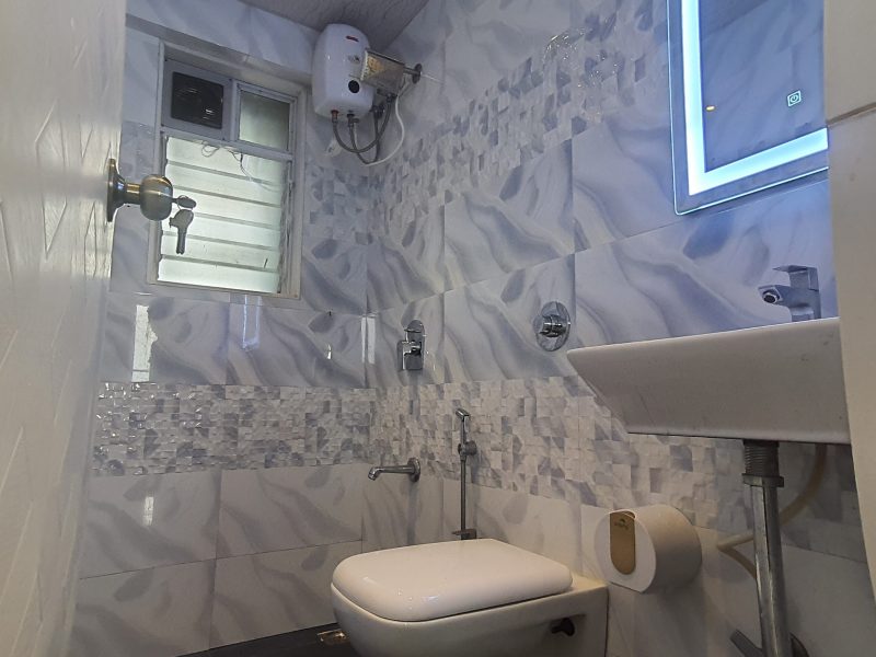 Airy 2BHK 55 TV 7 Mins to Airport Netflix WFH WIFI