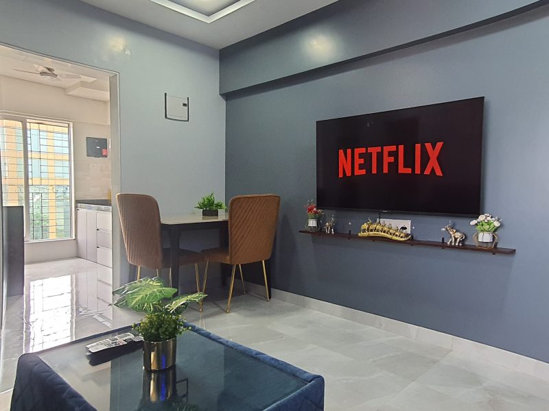 Chic 1BHK 7 Mins to Airport View King Bed WIFI