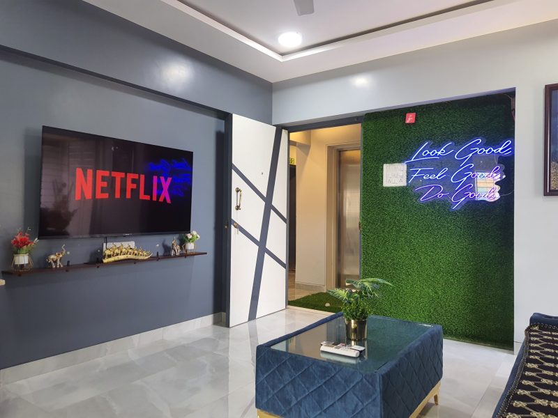 Chic 1BHK 7 Mins to Airport View King Bed WIFI