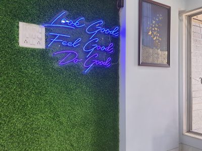 Chic 1BHK 7 Mins to Airport View King Bed WIFI