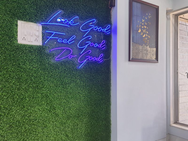 Chic 1BHK 7 Mins to Airport View King Bed WIFI