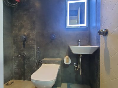 Chic 1BHK 7 Mins to Airport View King Bed WIFI