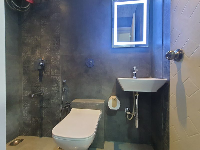 Chic 1BHK 7 Mins to Airport View King Bed WIFI