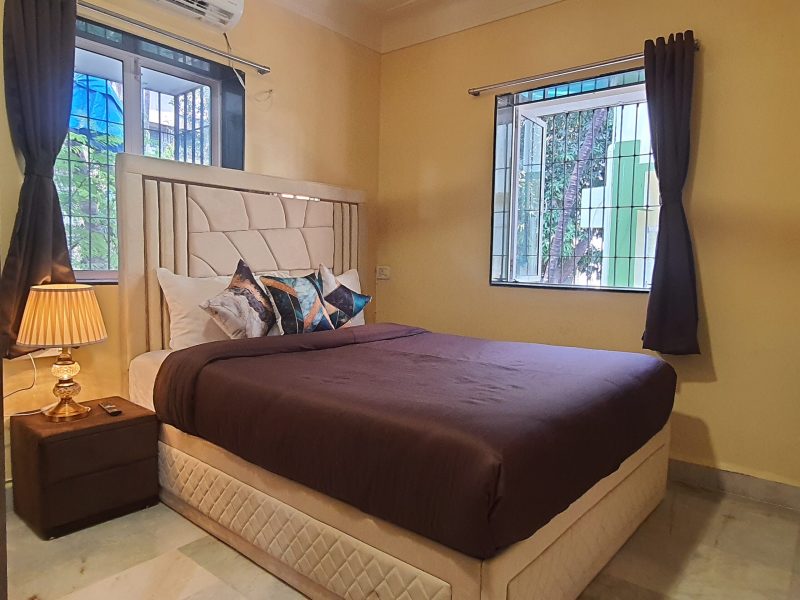 Grand 2BHK 15 Mins to Sea Cafe Wifi King Bed