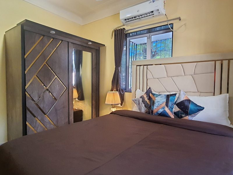 Grand 2BHK 15 Mins to Sea Cafe Wifi King Bed