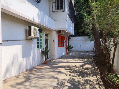 Comfy 1BHK 15 Mins Sea Cafe Wifi Netflix 55 TV