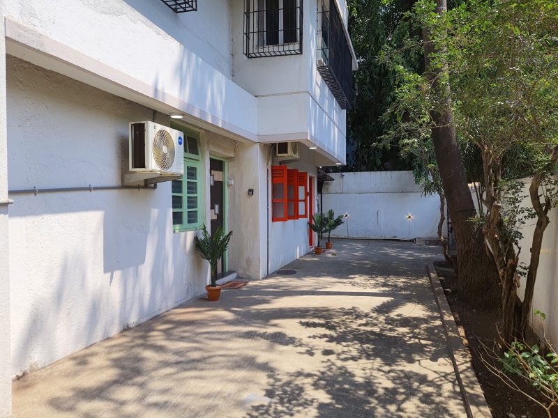 Comfy 1BHK 15 Mins Sea Cafe Wifi Netflix 55 TV