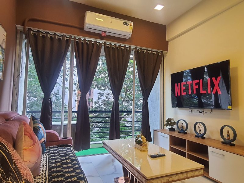 Homely 2bhk w/ Balcony Netflix W-ifi 55 TV