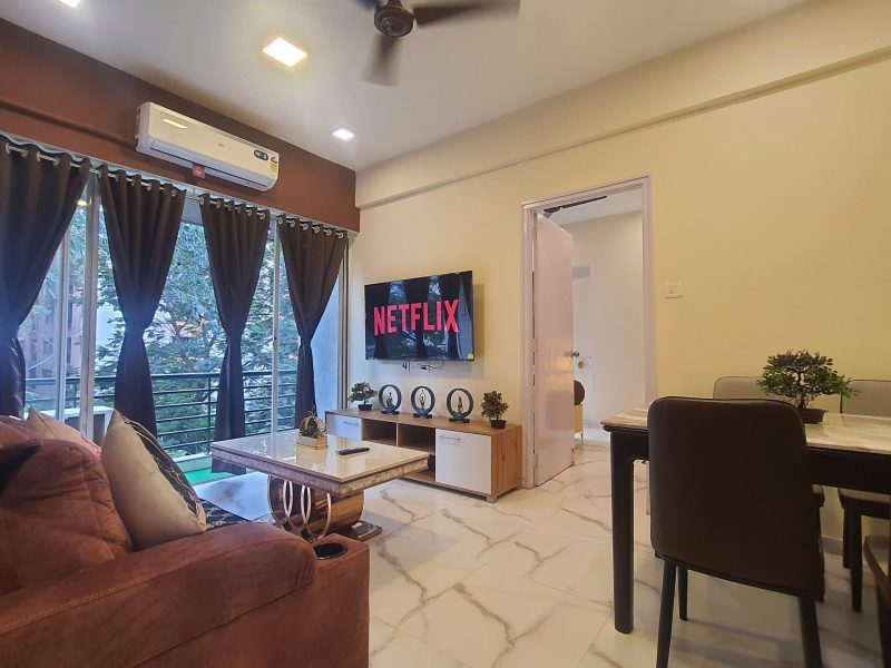 Homely 2bhk w/ Balcony Netflix W-ifi 55 TV