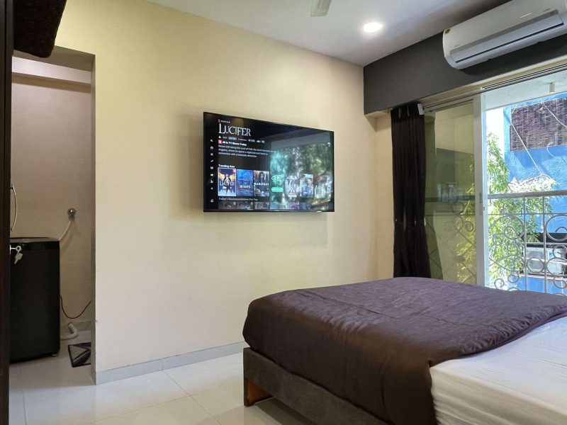 Bright Insta-ready 1BHK Neon Wings Wifi Netflix