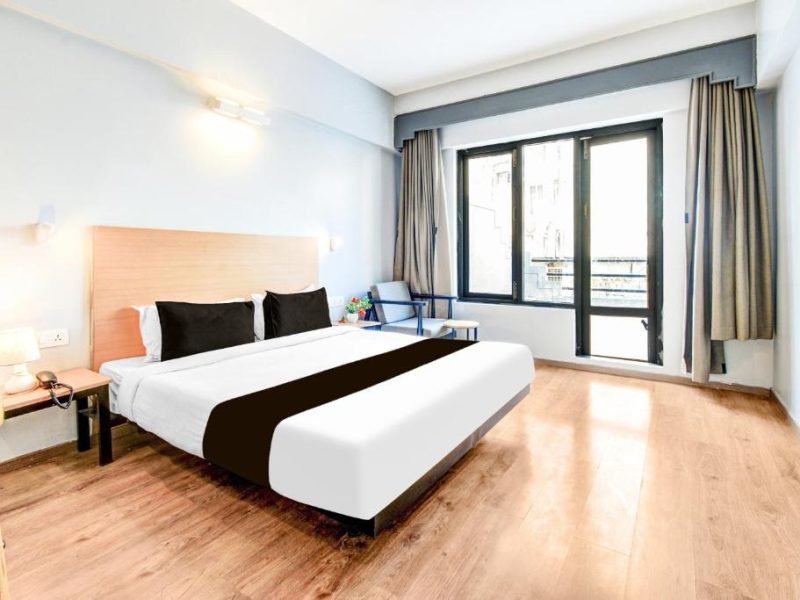 Super Townhouse by OYO Lakdikapul