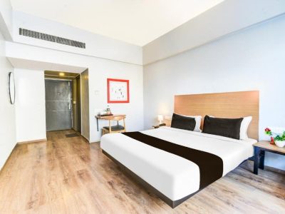 Super Townhouse by OYO Lakdikapul