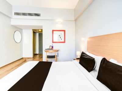 Super Townhouse by OYO Lakdikapul